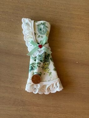 Vintage handmade sun bonnet Sue magnet